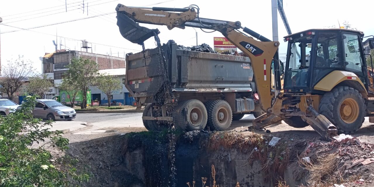 ENCUENTRAN SILLAS Y MUEBLES EN TRABAJOS DE LIMPIEZA Y DESCOLMATACIÓN DEL RÍO CHILCA