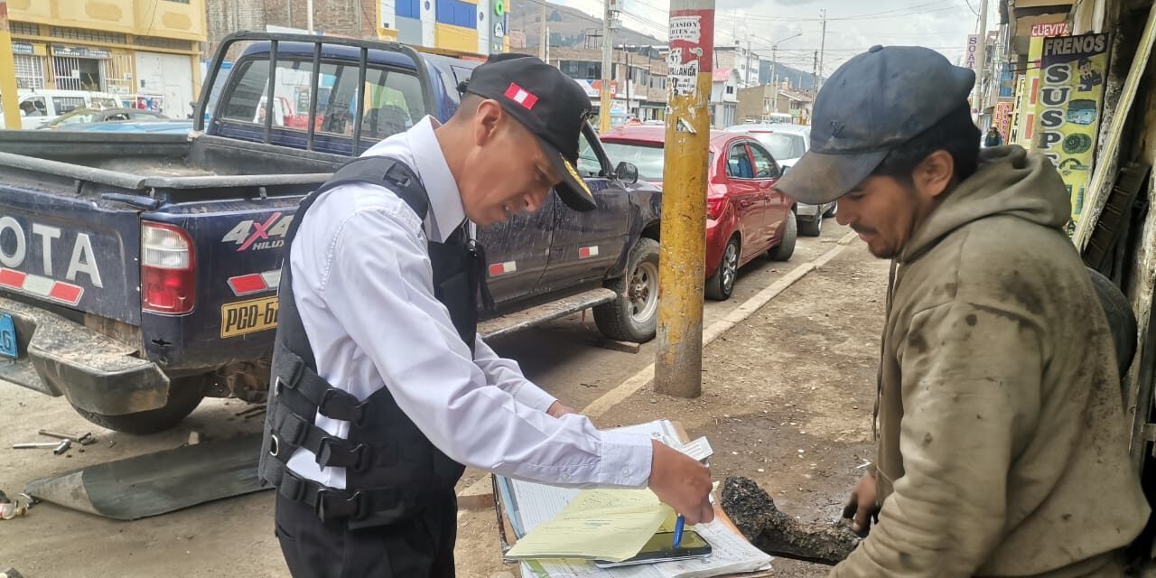 MECÁNICOS SON MULTADOS POR REALIZAR TRABAJOS EN VÍA PÚBLICA