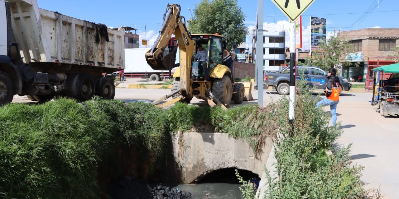 RETIRAN BASURA Y DESMONTE DEL RÍO CHILCA