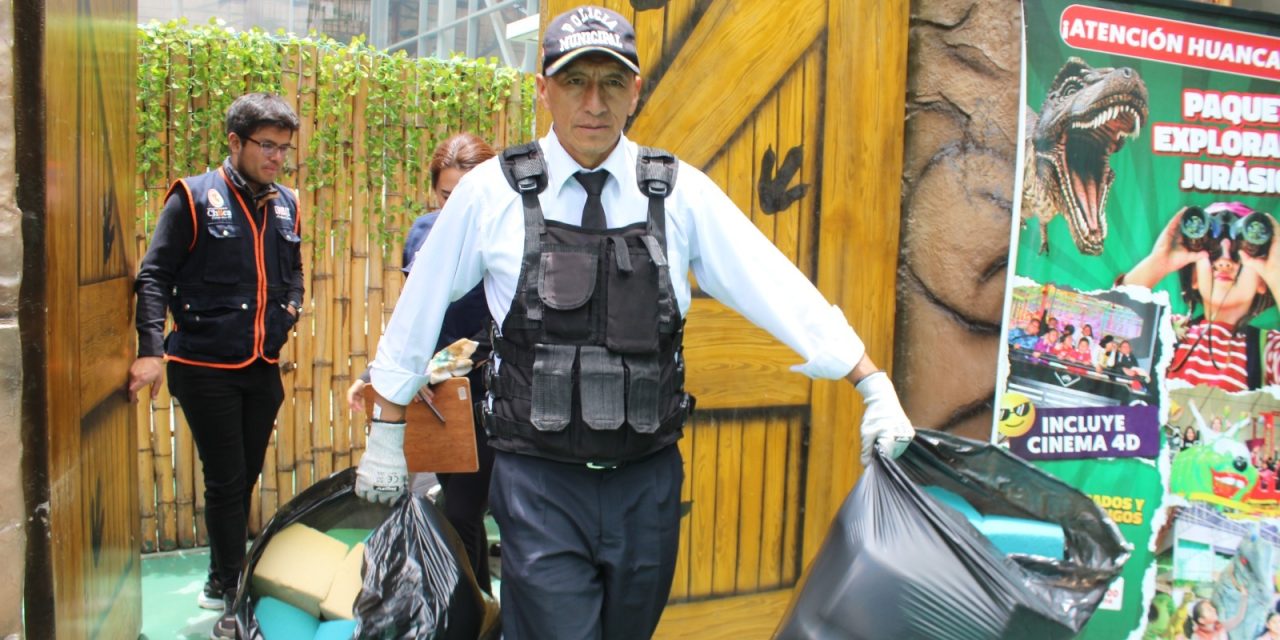 [12:17 p. m., 3/3/2026] Jhon G: CHILCA INAUGURA FERIA ESCOLAR 2026 CON ENTREGA DE KITS PARA NIÑOS  Con la entrega simbólica de kits de útiles escolares para niños, se dio apertura oficial a la Feria de Útiles Escolares Chilca 2026, iniciativa que busca apoyar a las familias del distrito en el inicio del año académico.  La feria estará abierta hasta el 31 de marzo y se ubica en la calle Torre Tagle, desde la avenida 9 de Diciembre hasta el pasaje Abel Martínez, un punto estratégico donde ya se encuentran instalados los módulos correspondientes para la atención al público.  En este espacio comercial se ofrecerán libros, mochilas, útiles escolares, uniformes y diversos artículos educativos, garantizando opciones para todos los presupuestos. De esta manera, los padres de familia podrán adquirir todo lo necesario para el retorno a clases en un solo lugar y a precios accesibles.  La actividad forma parte de las acciones impulsadas para dinamizar la economía local y brindar facilidades a la población en esta temporada escolar. [12:17 p. m., 3/3/2026] Jhon G: https://we.tl/t-7FWXhGknIC [12:29 p. m., 3/3/2026] Jhon G: OPERATIVO EN DINO PARK DETECTA BEBIDAS VENCIDAS Y DEFICIENCIAS SANITARIAS