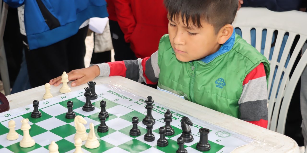 NIÑO CON DISCAPACIDAD VISUAL DESTACA EN TORNEO DE AJEDREZ EN CHILCA